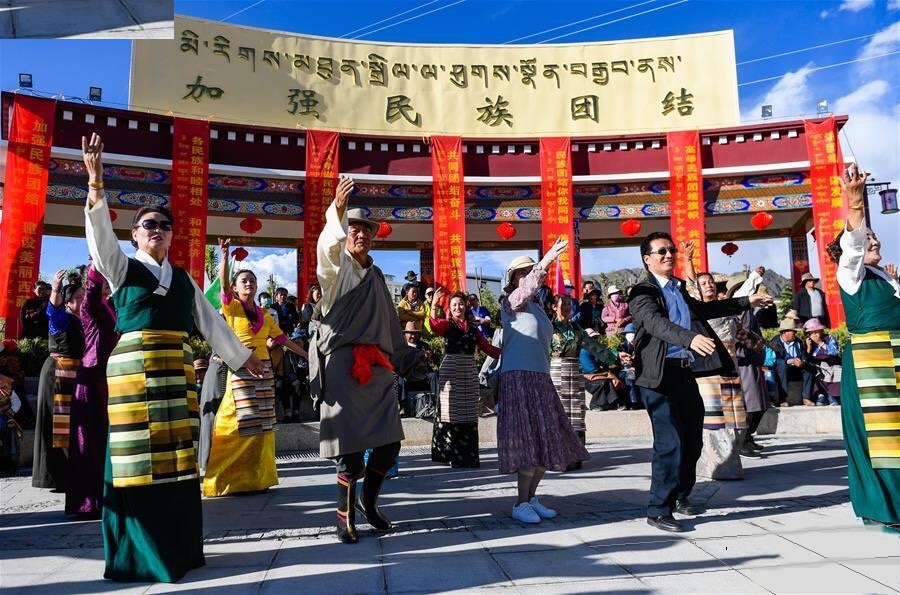 西藏日喀则庆祝第二个"民族团结进步日"