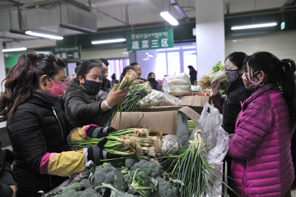 网站首页 新闻中心 地市动态该农贸市场位于胜利桥旁,在江嘎小区(南区